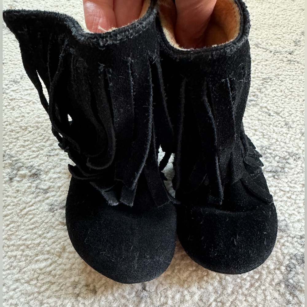 Monkey Feet minky boots. In VGUC. Color is black, they are size 12-18mths